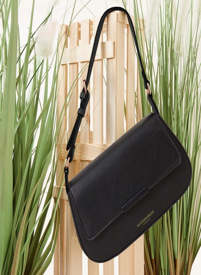 أكسيسورايز حقيبة كتف نسائية من أكسسورايز لندن مصنوعة من الجلد الصناعي الأسود بحزام إبزيم - Image 4